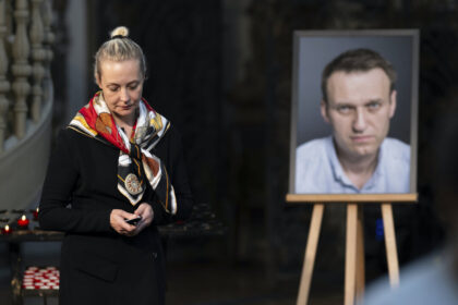 alexei-navalny’s-widow-says-lab-reports-show-her-husband-was-poisoned
