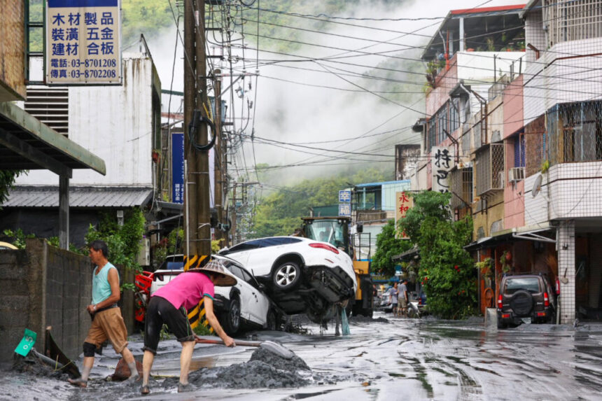 replay:-taiwan-town-flooded-after-typhoon