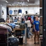 us-consumers-remain-resilient-in-august-as-spending-tops-estimates