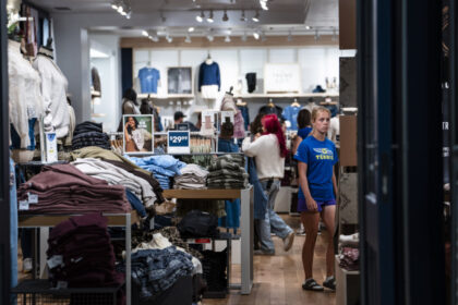 us-consumers-remain-resilient-in-august-as-spending-tops-estimates