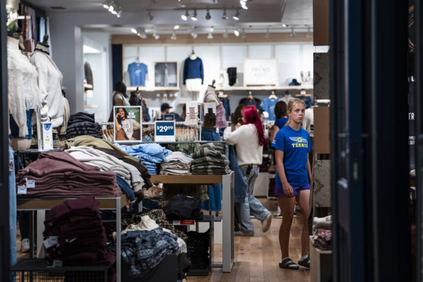 us-consumers-remain-resilient-in-august-as-spending-tops-estimates