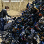 day-in-photos:-protest-against-anti-personnel-mines,-festival-of-hope,-and-camel-race