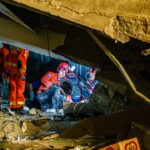 day-in-photos:-school-collapse-in-indonesia,-netanyahu-meets-with-trump,-and-driving-school-protest