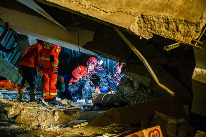 day-in-photos:-school-collapse-in-indonesia,-netanyahu-meets-with-trump,-and-driving-school-protest