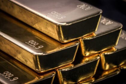 gold-hits-new-record-high-again-amid-government-shutdown-fears,-weaker-dollar