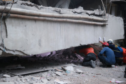 indonesian-rescue-workers-‘racing-against-time’-in-search-for-dozens-in-rubble-of-collapsed-school