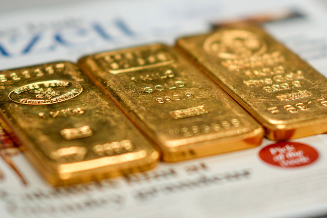 goldman-sachs-lifts-gold-forecast-to-$4,900-on-strong-etf-inflows,-central-bank-buying