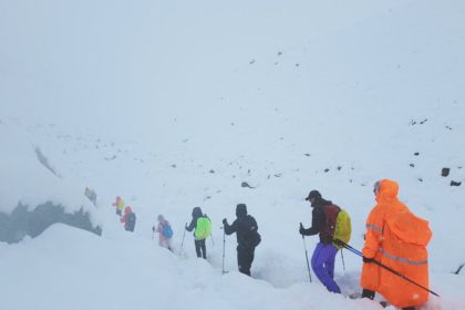 hundreds-of-trekkers-escape-from-blizzard-struck-everest-in-tibet