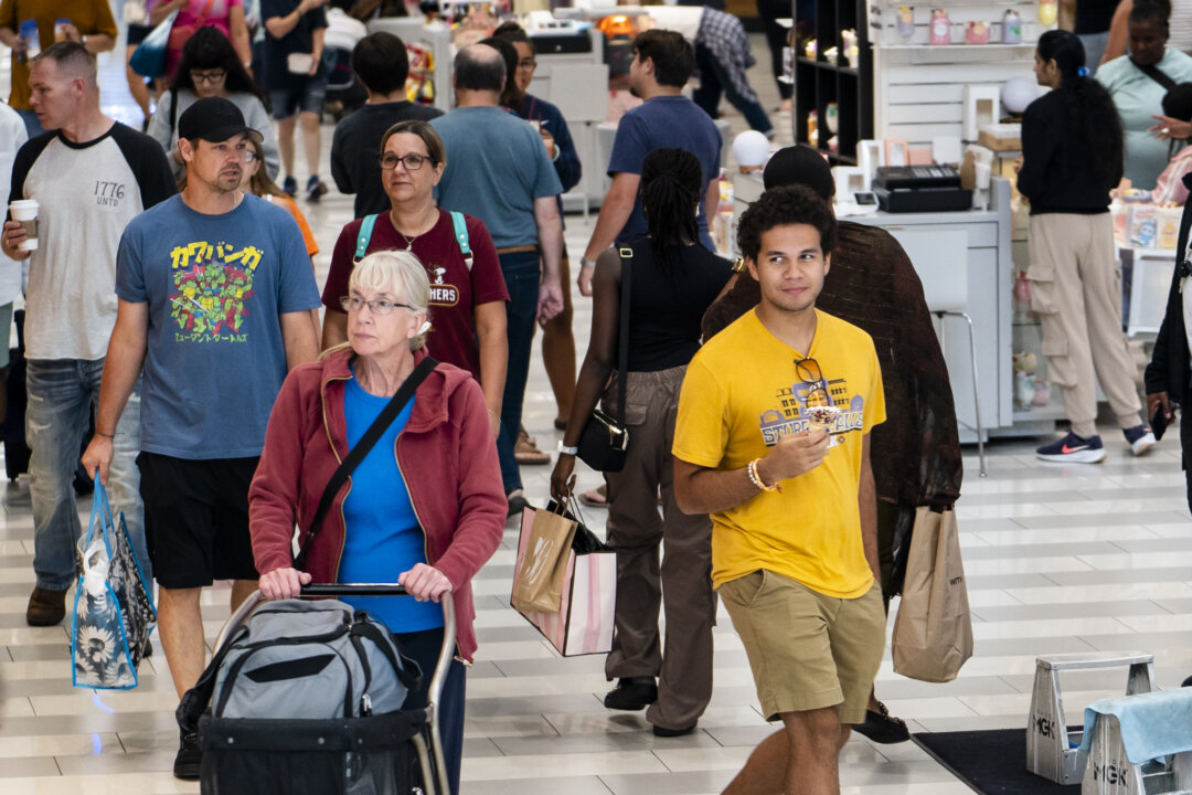 us-consumers-shrug-off-government-shutdown,-sentiment-little-changed:-umich-survey