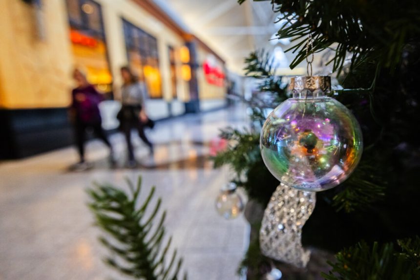 americans-to-spend-record-$250-billion-online-this-holiday-season,-adobe-predicts