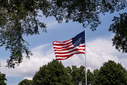 burger-chain-installs-‘tallest-and-biggest’-american-flags-at-restaurants-nationwide