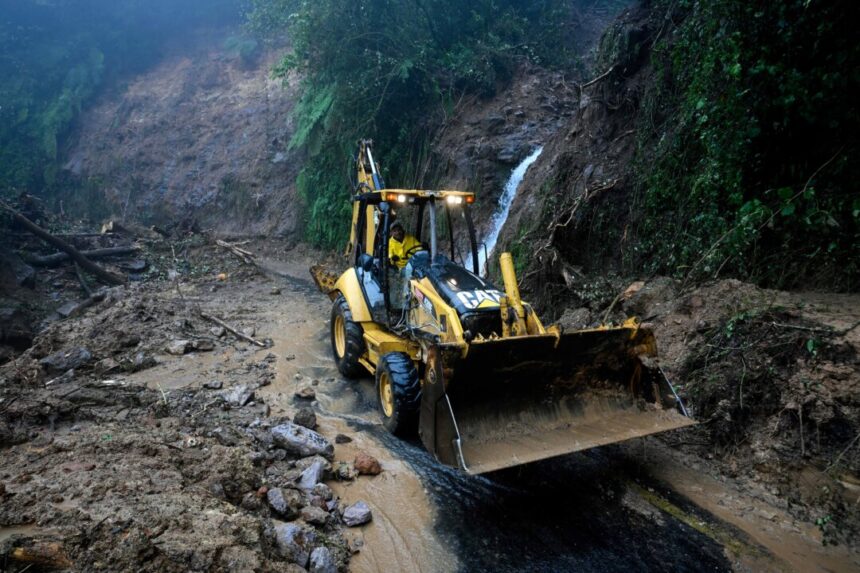 nearly-40-dead-after-torrential-rain-causes-flooding,-landslides-in-mexico