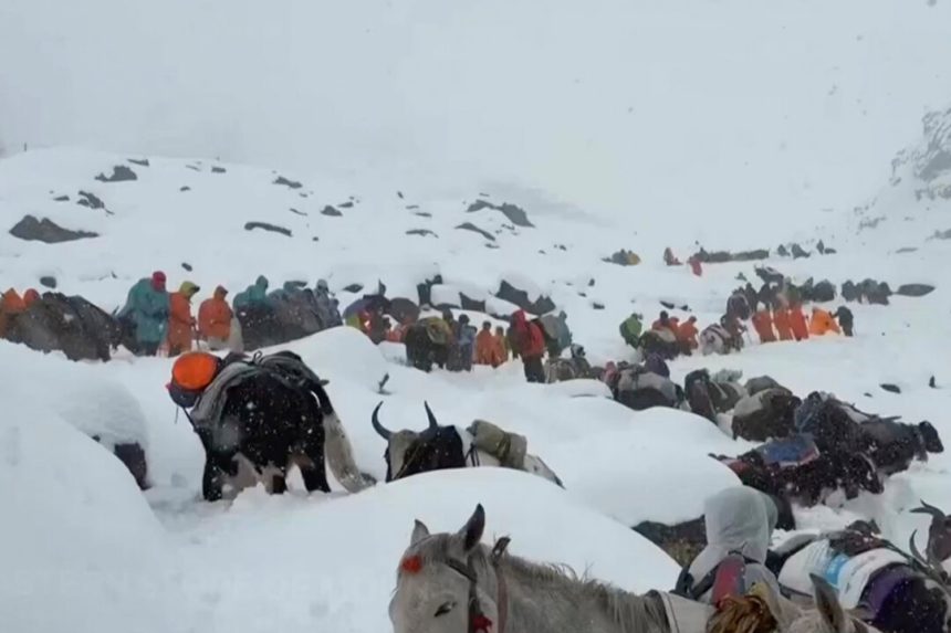 all-stranded-everest-hikers-evacuated-from-remote-tibetan-valley