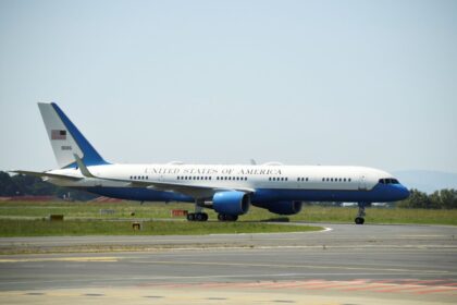 cracked-windscreen-forces-plane-carrying-hegseth-to-make-emergency-landing