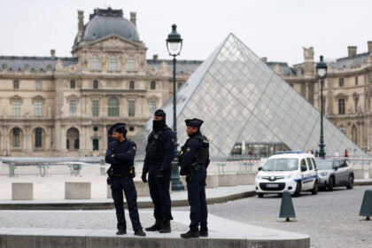 thieves-steal-priceless-jewels-in-4-minutes-from-louvre-museum-in-brazen-daylight-heist