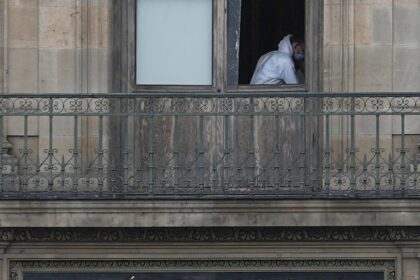 the-mona-lisa,-a-gold-toilet-and-the-now-the-louvre’s-royal-jewels:-a-fascinating-history-of-art-heists