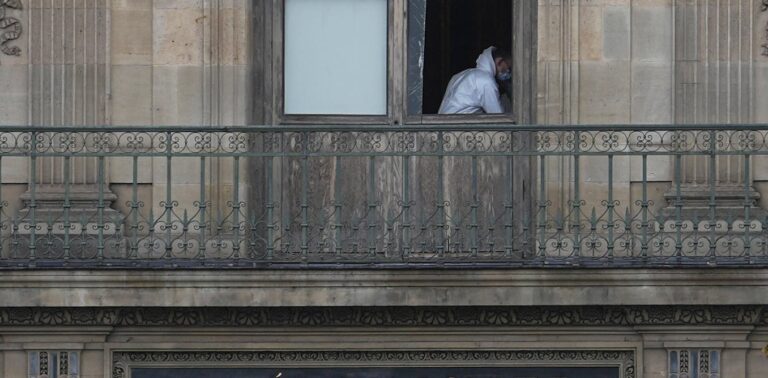 the-mona-lisa,-a-gold-toilet-and-the-now-the-louvre’s-royal-jewels:-a-fascinating-history-of-art-heists