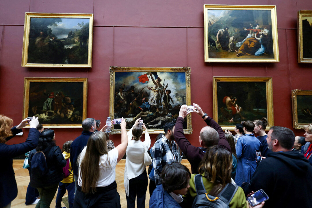 cameras-did-not-cover-jewel-heist-window,-louvre-boss-reveals
