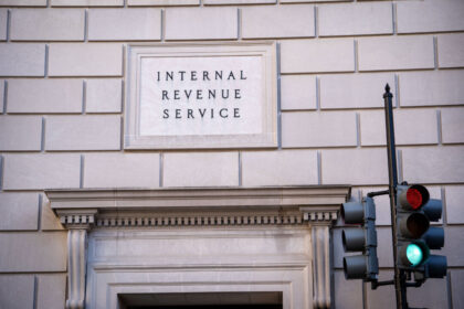 irs-revises-documentation-as-form-1099-k-threshold-reverts-to-$20,000