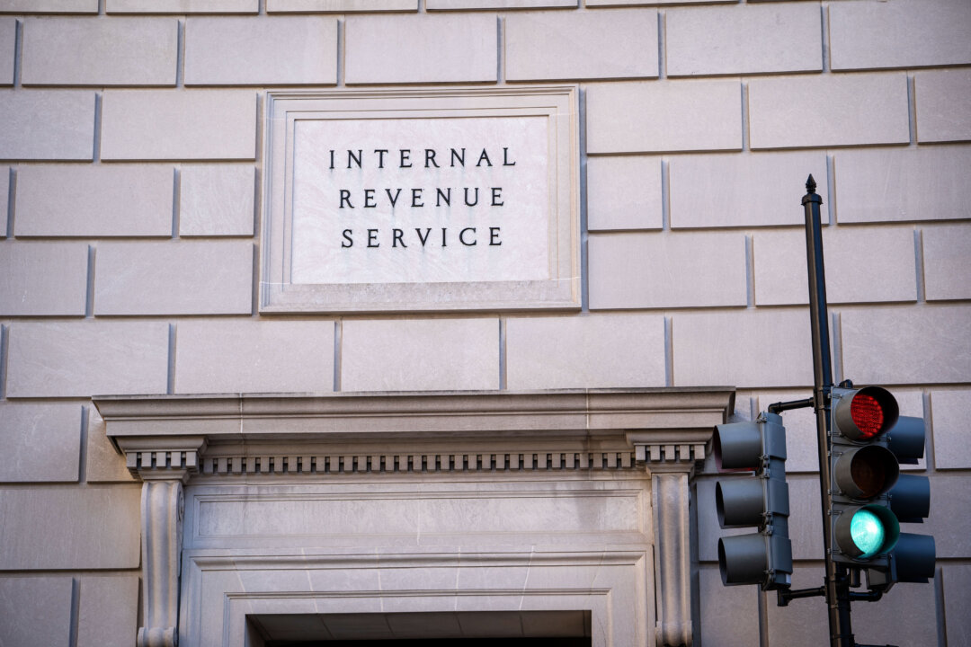 irs-revises-documentation-as-form-1099-k-threshold-reverts-to-$20,000