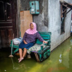 day-in-photos:-floods-in-indonesia,-trump-travels-to-malaysia,-and-annual-carp-fishing-season