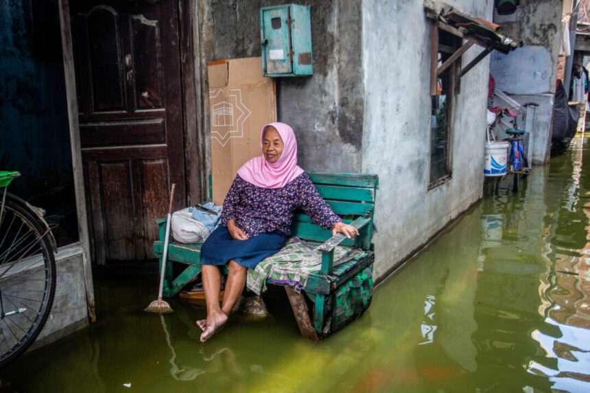 day-in-photos:-floods-in-indonesia,-trump-travels-to-malaysia,-and-annual-carp-fishing-season