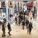 us-business-activity-accelerates-as-consumer-mood-slips