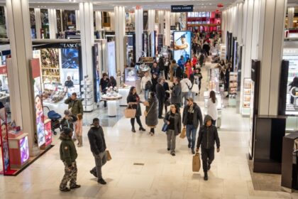 us-business-activity-accelerates-as-consumer-mood-slips