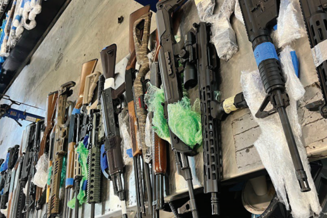 father-and-son-arrested-in-attempt-to-smuggle-hundreds-of-guns-to-mexico,-feds-say