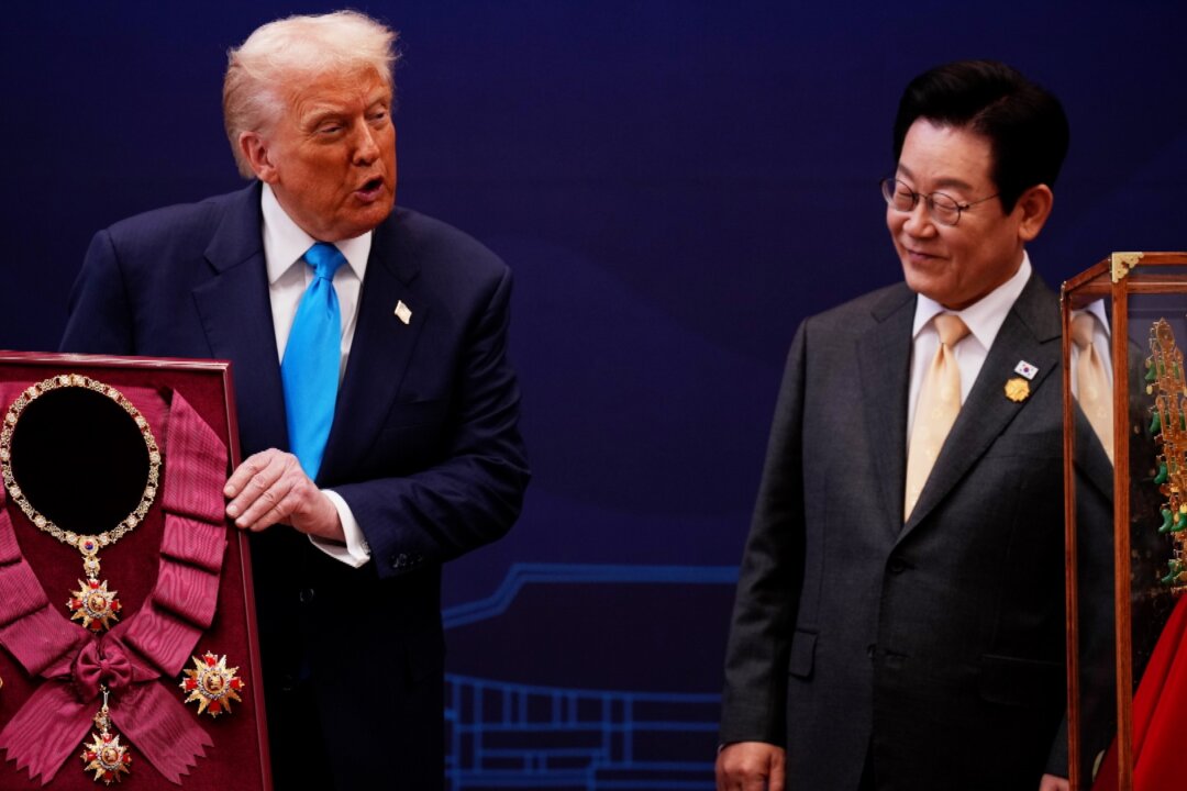 us,-south-korea-finalize-trade-deal-reducing-tariffs,-boosting-american-investment