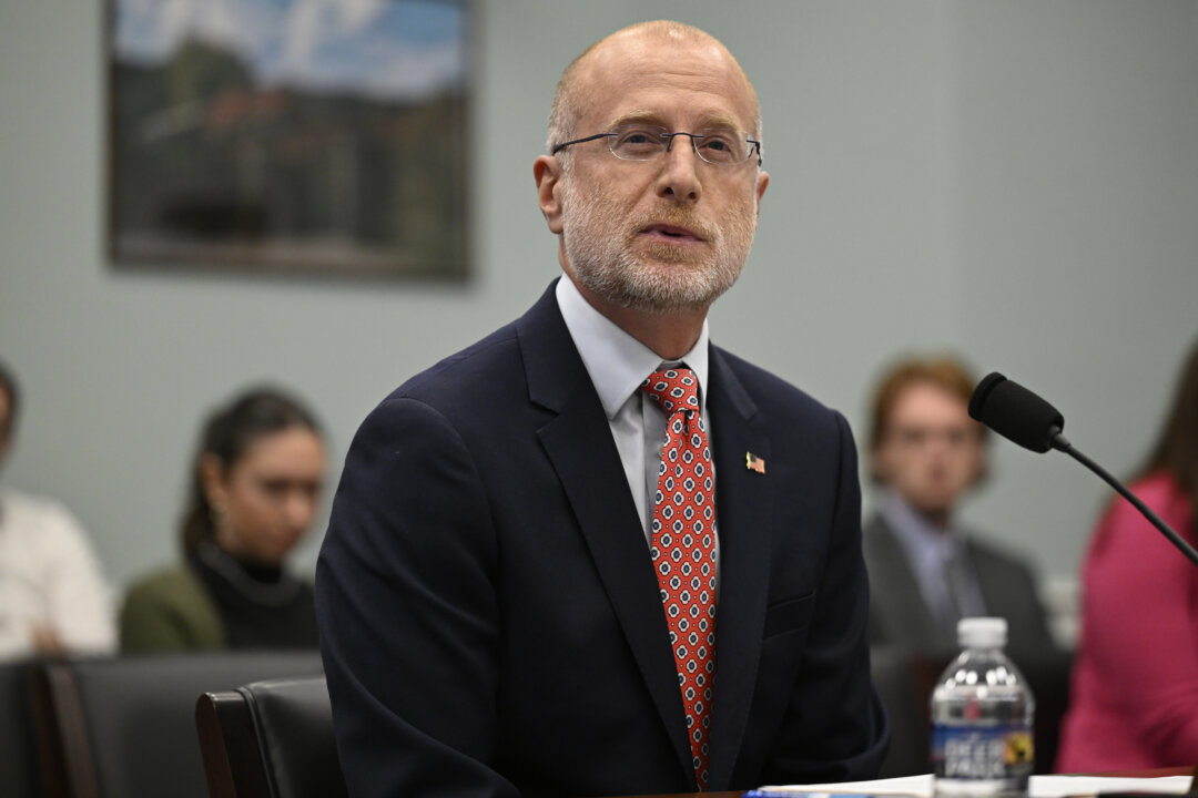 us-tightens-ban-on-chinese-tech-gears