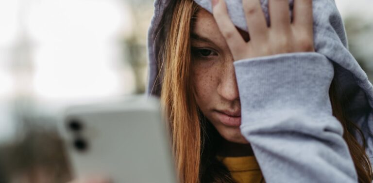 social-media-is-boosting-mental-health-disorders-and-suicidal-thoughts-among-teens,-particularly-in-girls