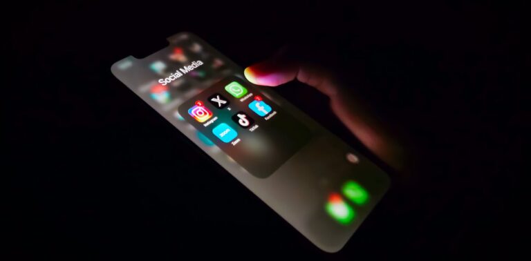 spain-social-media-ban-for-under-16s:-heres-what-we-know-so-far,-and-what-we-dont
