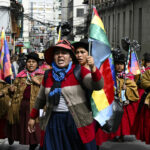 day-in-photos:-cholitas-march,-venezuelans-repatriation,-and-bird-show-in-qatar