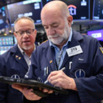 wall-street-review:-s&p-500-rallies-for-8th-week,-dow-hits-new-record-high