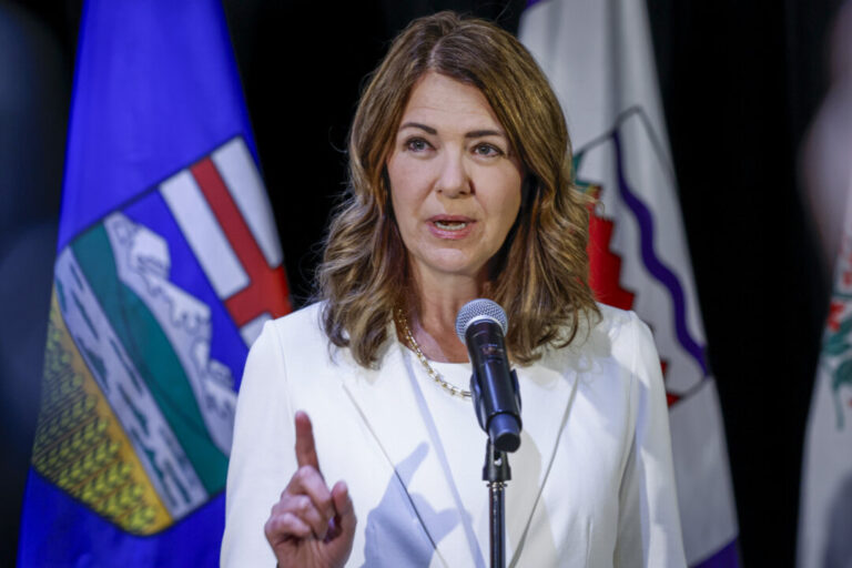 danielle-smith-pushes-back-against-rebuke-from-manitobas-premier-over-referendum-question