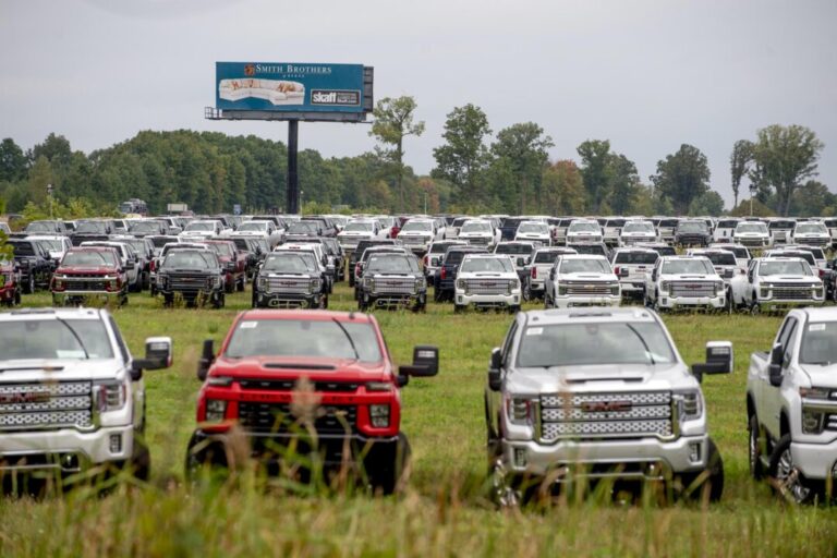 uaw-members-strike-at-american-axles-michigan-plant,-disrupting-major-gm-supplier
