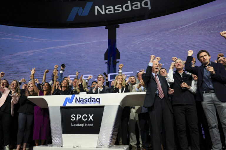 spacex-goes-public-in-blockbuster-wall-street-debut