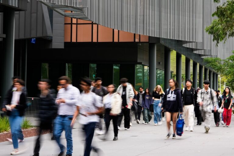 chinese-academics-leaving-australia-in-droves-amid-scrutiny-of-ip-theft:-professor