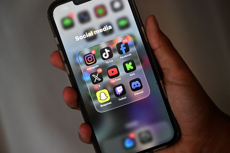 fiji-moves-to-introduce-social-media-ban-on-youths