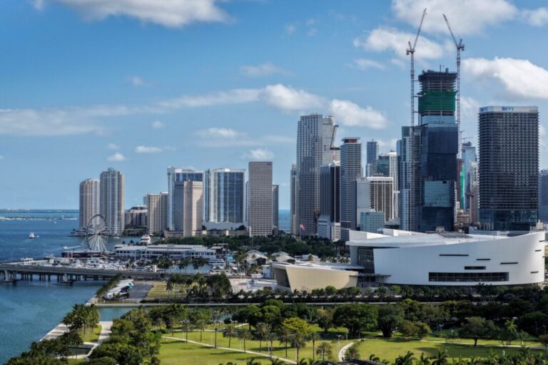 luxury-home-prices-outpace-broader-market-as-wealthy-buyers-keep-buying:-redfin