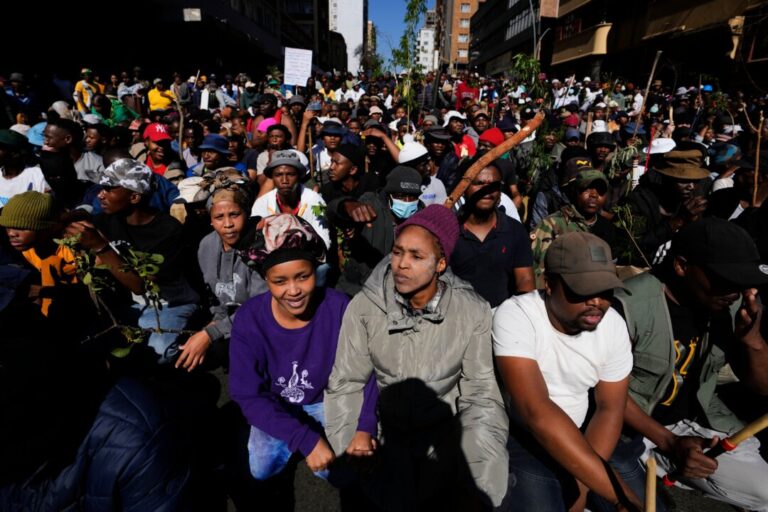 police-arrest-900-during-south-african-protest-against-illegal-immigrants