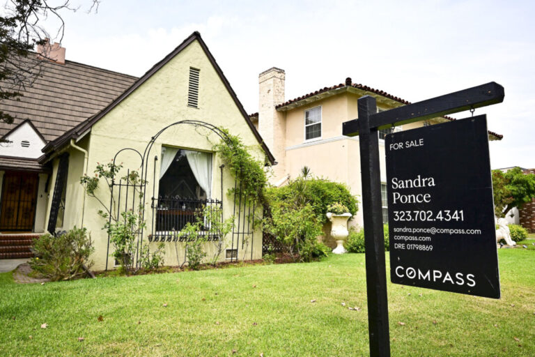 us-median-sales-price-of-homes-hits-record-high-of-$408,838
