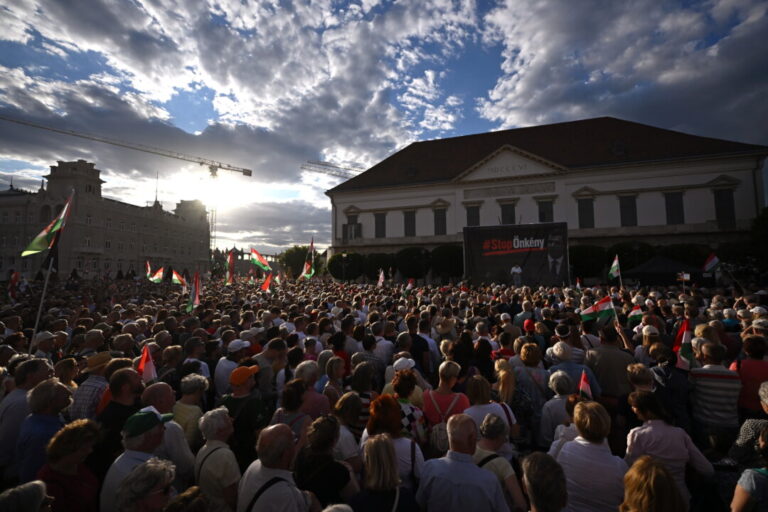 demonstrators-protest-in-hungary-against-plans-to-oust-president
