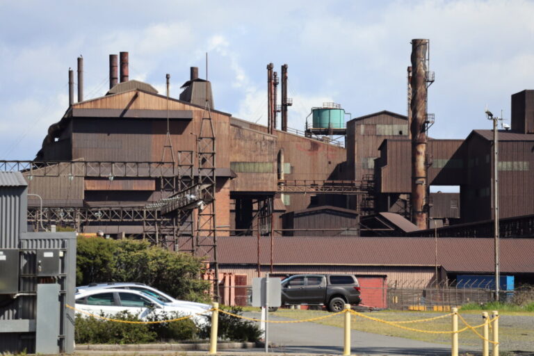 australias-only-manganese-smelter-to-shut,-over-200-jobs-lost