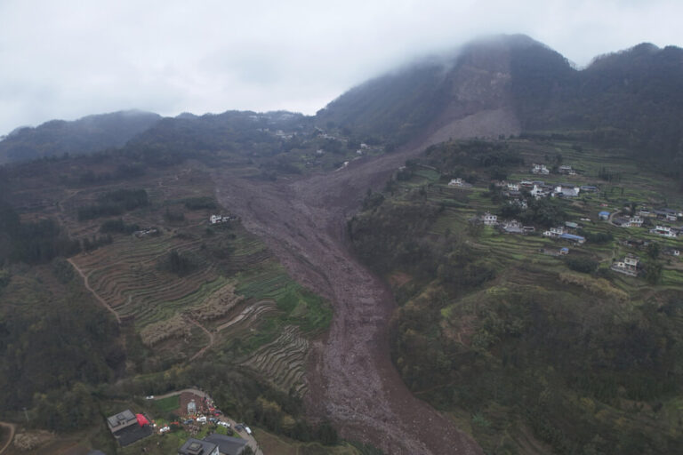 residents-question-official-toll-after-chongqing-landslide-buries-more-than-a-dozen-buildings