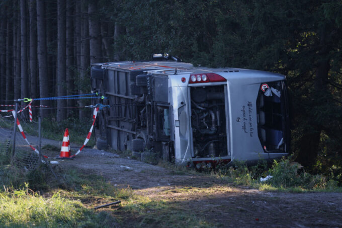 bus-carrying-filipino-tourists-overturns-on-way-to-germanys-oktoberfest,-killing-2