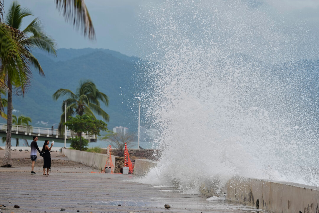 hurricane-simon-pounds-resorts-and-vulnerable-towns-along-mexicos-pacific-coast