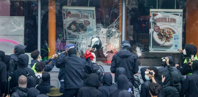 frances-casseurs:-why-the-term-fails-to-do-justice-to-the-extent-of-looting-and-spiralling-unrest