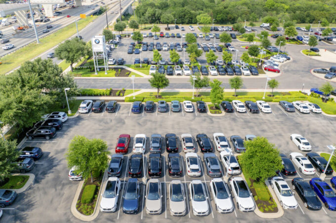 nearly-3-in-10-new-car-trade-ins-are-underwater,-edmunds-finds